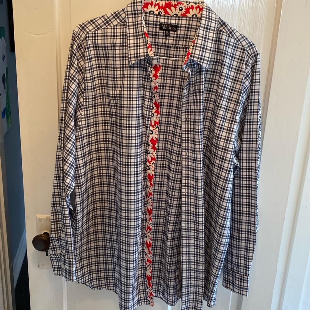 Very nice men’s long sleeve casual shirt with flowered detail